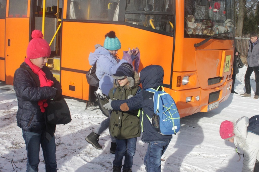Uczestnicy zimowego wypoczynku w Kunicach bawią się wesoło