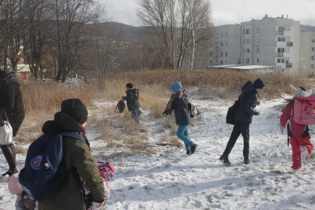 Uczestnicy zimowego wypoczynku w Kunicach bawią się wesoło