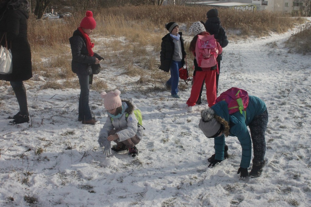 Uczestnicy zimowego wypoczynku w Kunicach bawią się wesoło
