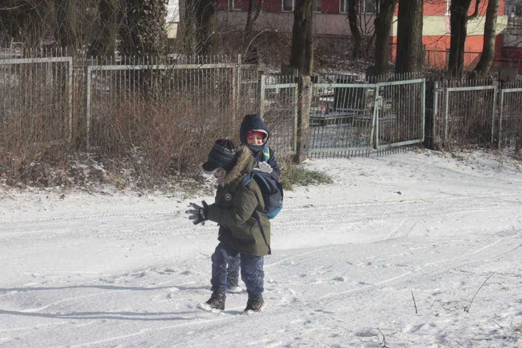 Uczestnicy zimowego wypoczynku w Kunicach bawią się wesoło
