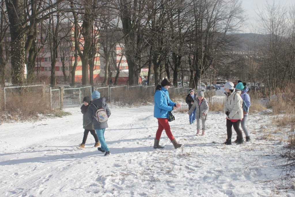 Uczestnicy zimowego wypoczynku w Kunicach bawią się wesoło