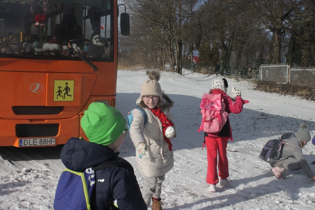 Uczestnicy zimowego wypoczynku w Kunicach bawią się wesoło