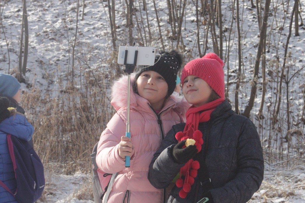 Uczestnicy zimowego wypoczynku w Kunicach bawią się wesoło