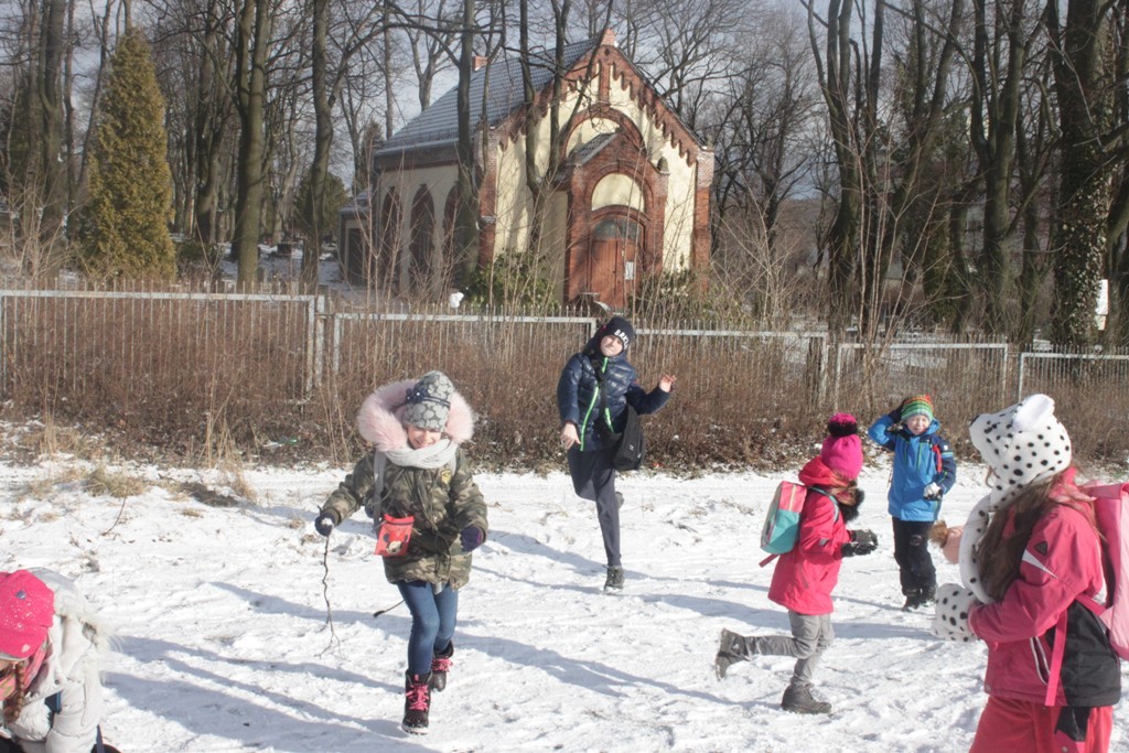 Uczestnicy zimowego wypoczynku w Kunicach bawią się wesoło