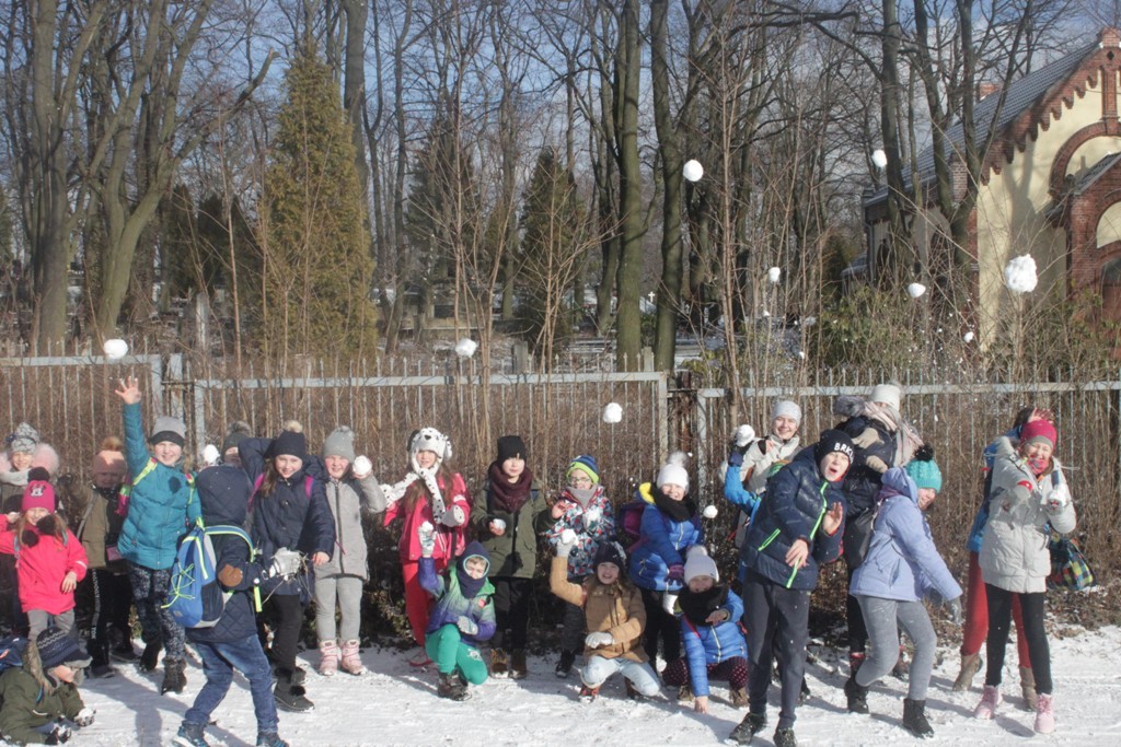 Uczestnicy zimowego wypoczynku w Kunicach bawią się wesoło