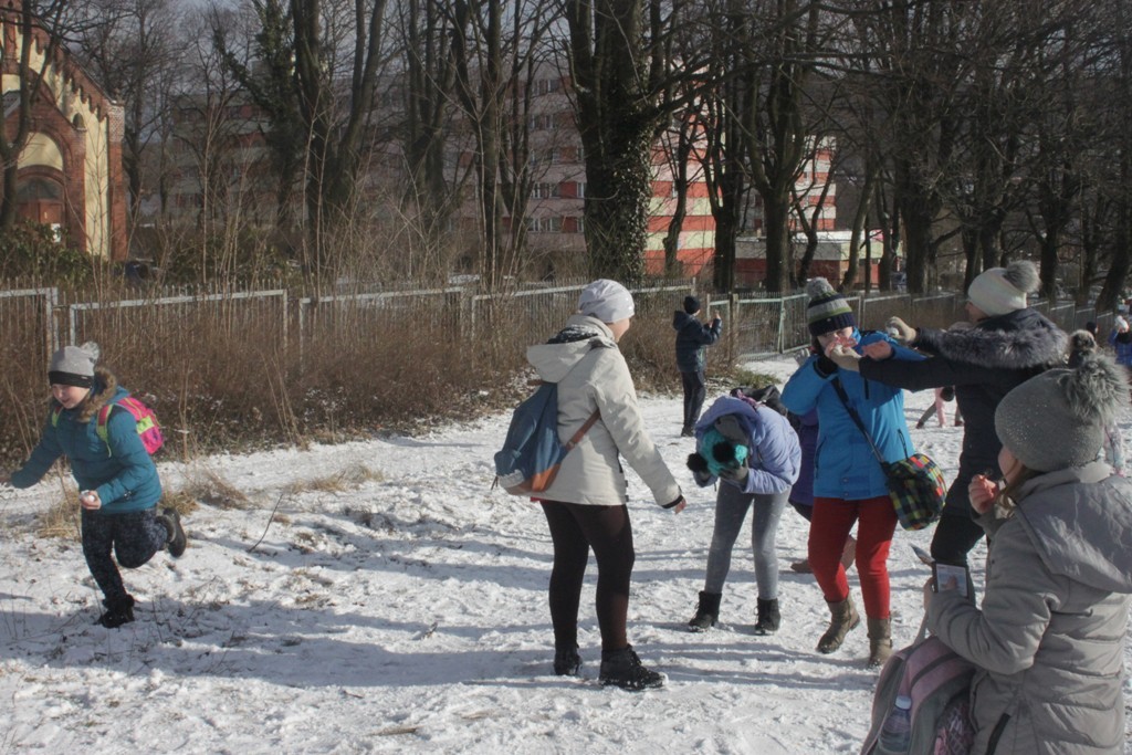 Uczestnicy zimowego wypoczynku w Kunicach bawią się wesoło