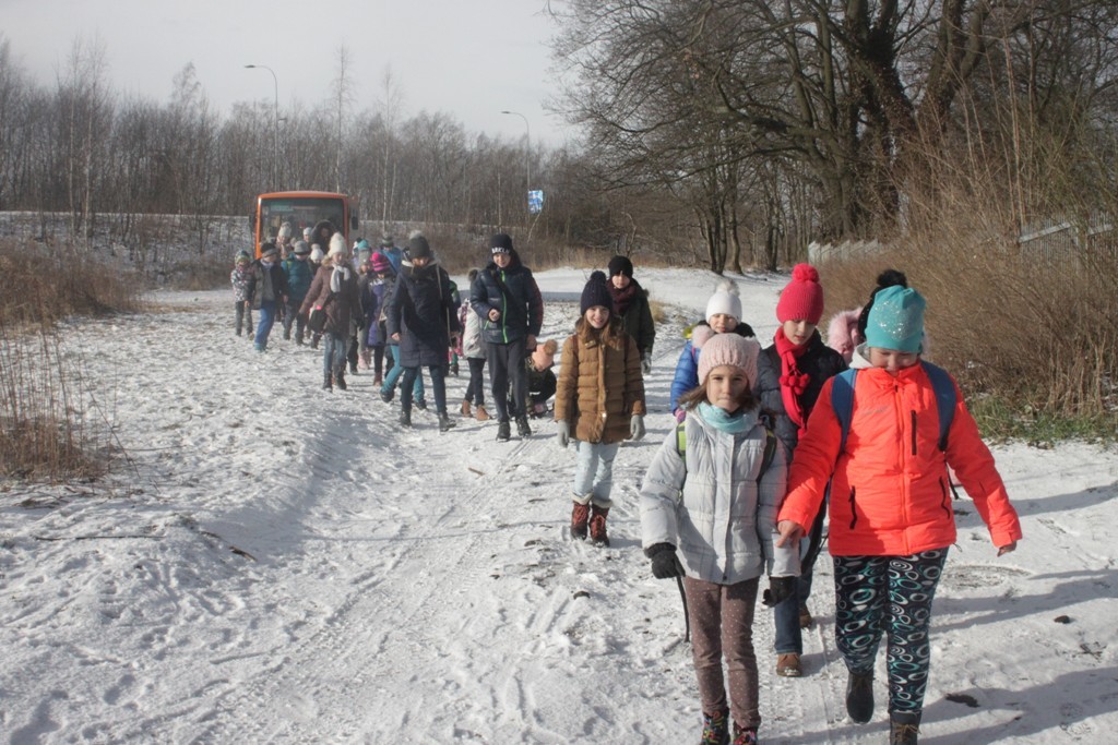 Uczestnicy zimowego wypoczynku w Kunicach bawią się wesoło