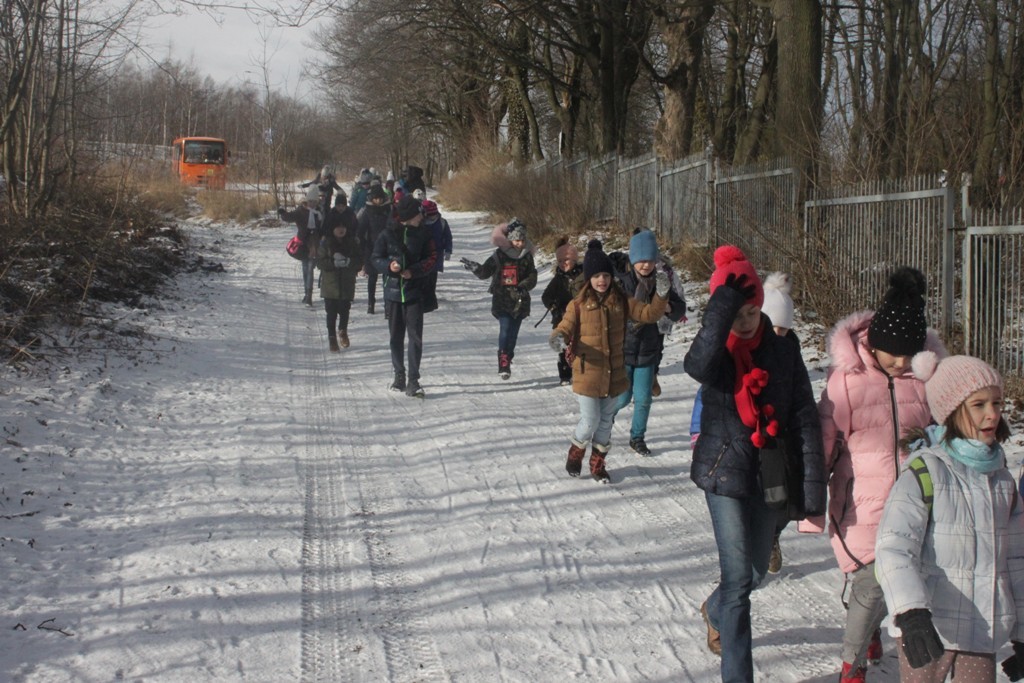 Uczestnicy zimowego wypoczynku w Kunicach bawią się wesoło