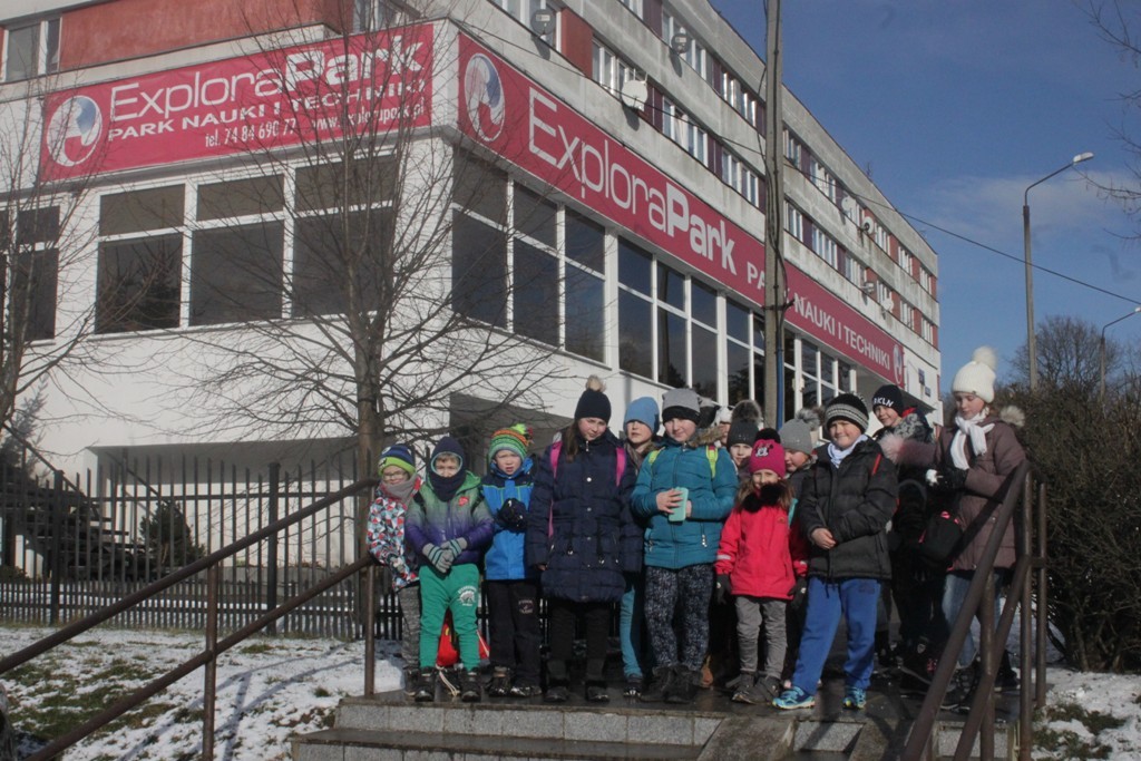 Uczestnicy zimowego wypoczynku w Kunicach bawią się wesoło