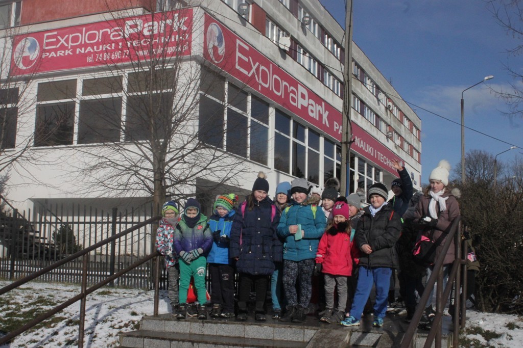 Uczestnicy zimowego wypoczynku w Kunicach bawią się wesoło