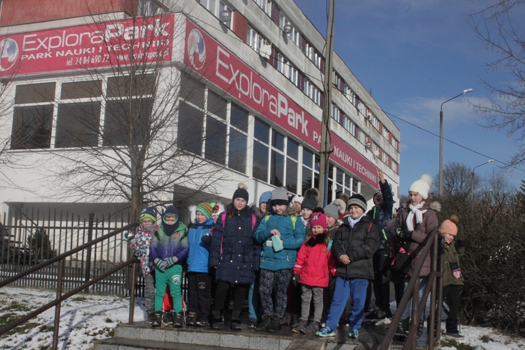 Uczestnicy zimowego wypoczynku w Kunicach bawią się wesoło