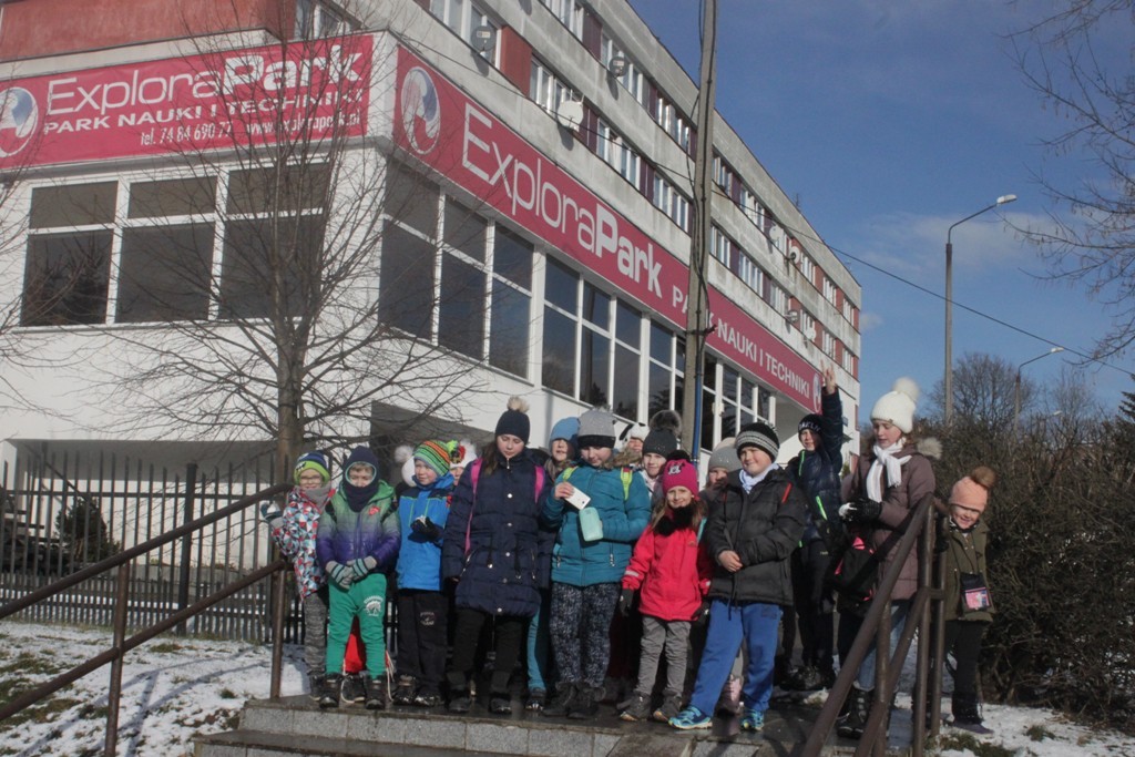 Uczestnicy zimowego wypoczynku w Kunicach bawią się wesoło