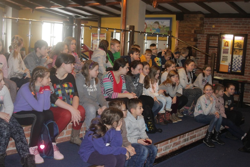 Uczestnicy zimowego wypoczynku w Kunicach bawią się wesoło