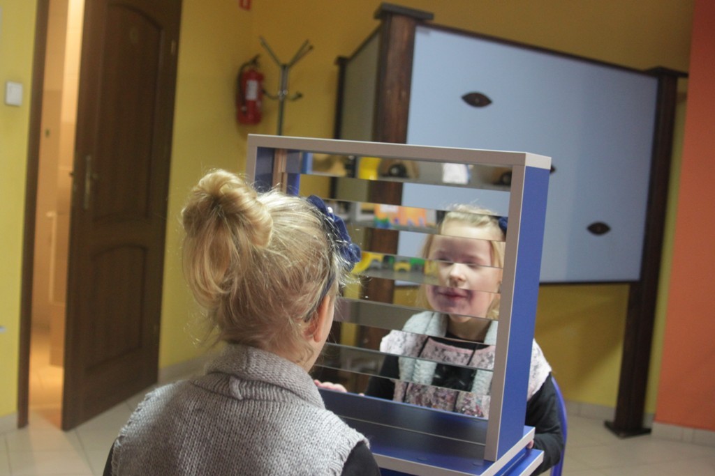 Uczestnicy zimowego wypoczynku w Kunicach bawią się wesoło