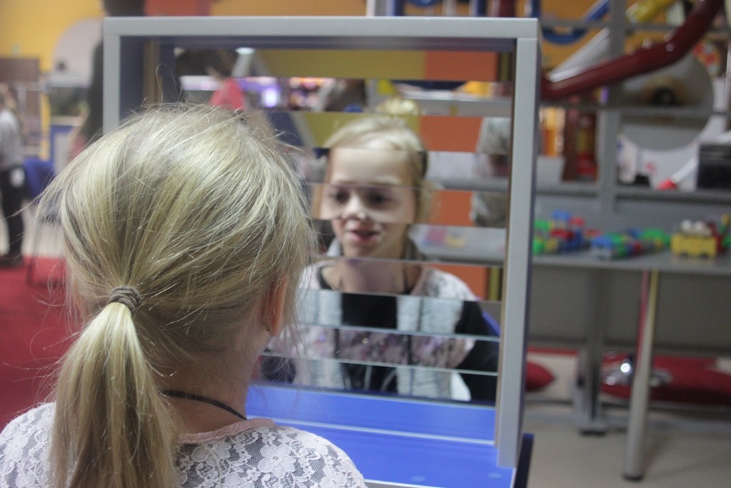 Uczestnicy zimowego wypoczynku w Kunicach bawią się wesoło