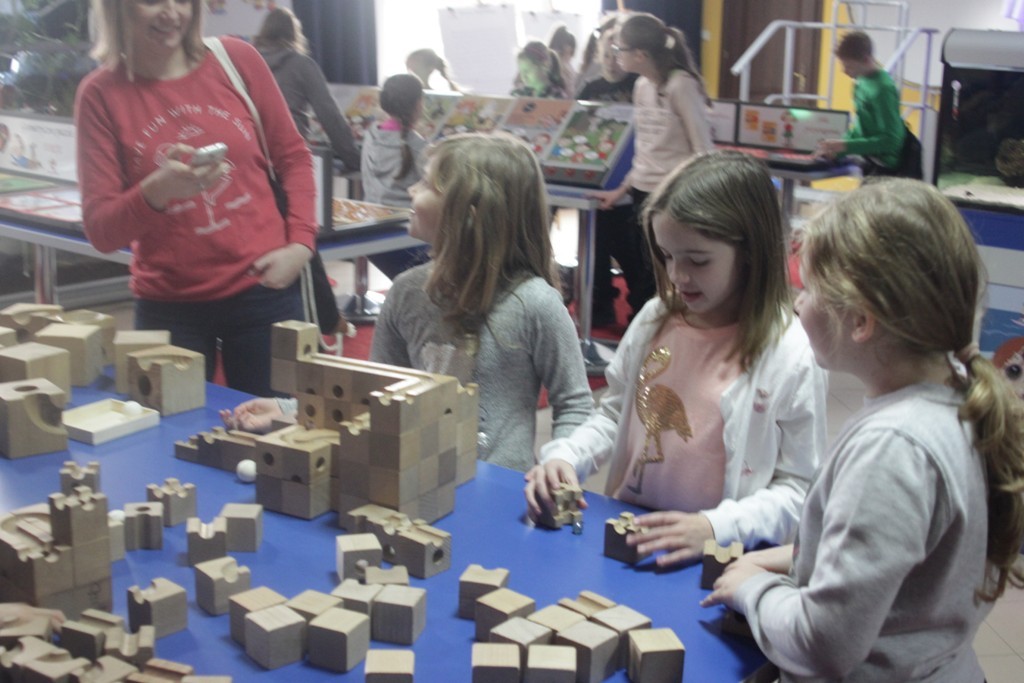 Uczestnicy zimowego wypoczynku w Kunicach bawią się wesoło