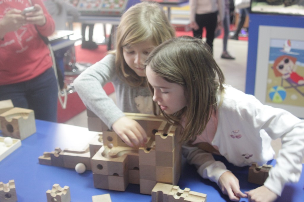 Uczestnicy zimowego wypoczynku w Kunicach bawią się wesoło