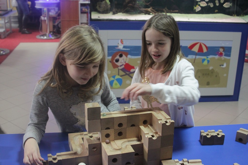 Uczestnicy zimowego wypoczynku w Kunicach bawią się wesoło