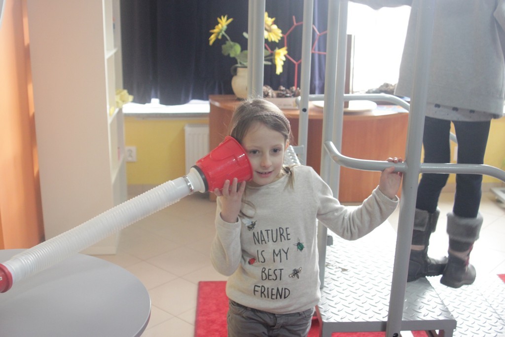 Uczestnicy zimowego wypoczynku w Kunicach bawią się wesoło