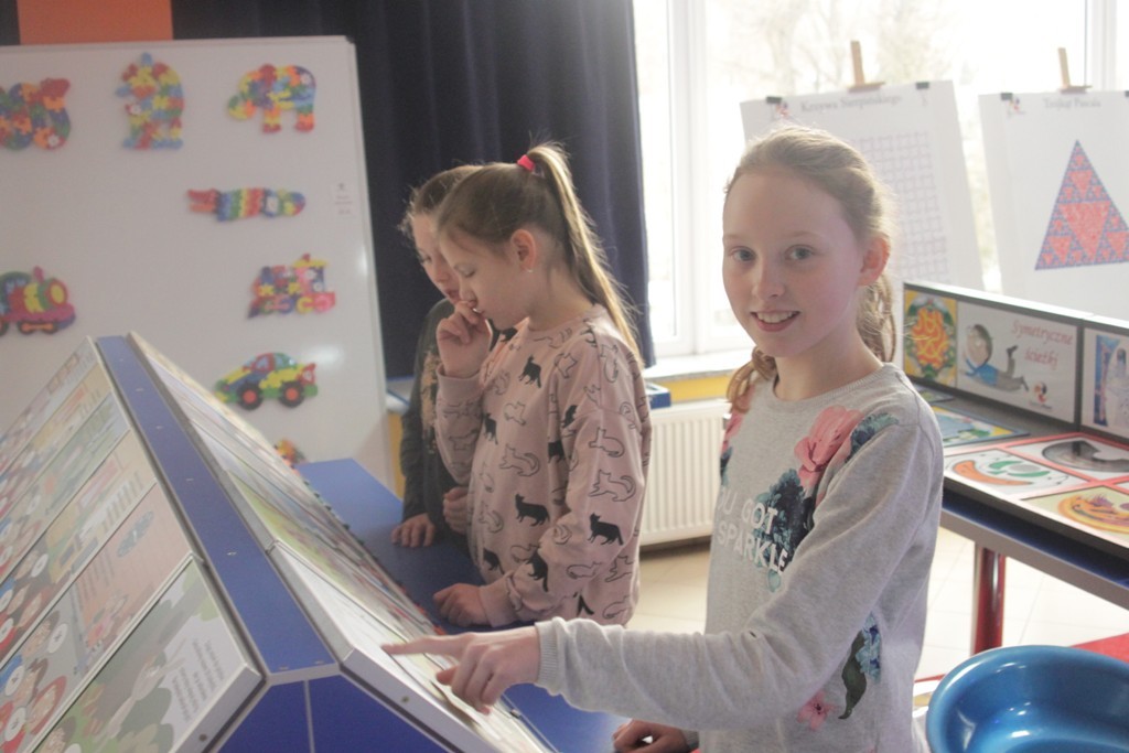 Uczestnicy zimowego wypoczynku w Kunicach bawią się wesoło