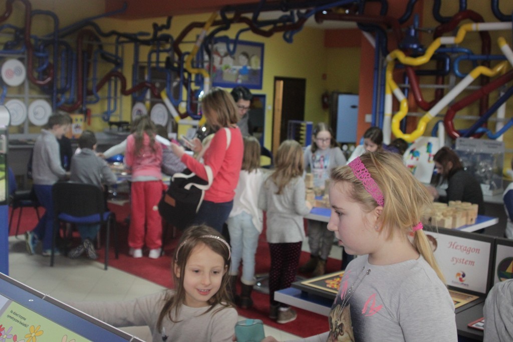 Uczestnicy zimowego wypoczynku w Kunicach bawią się wesoło