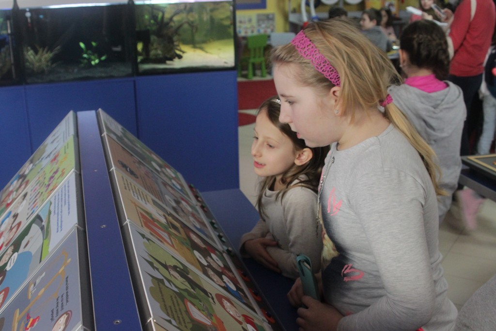 Uczestnicy zimowego wypoczynku w Kunicach bawią się wesoło