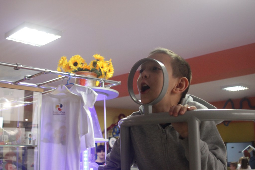 Uczestnicy zimowego wypoczynku w Kunicach bawią się wesoło