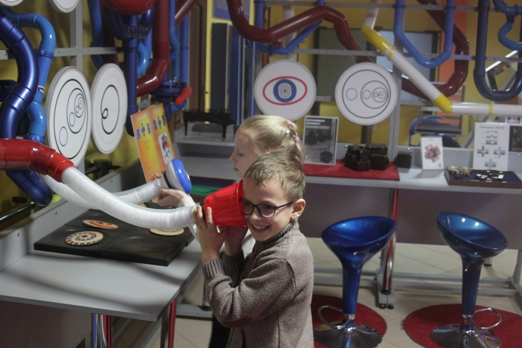 Uczestnicy zimowego wypoczynku w Kunicach bawią się wesoło