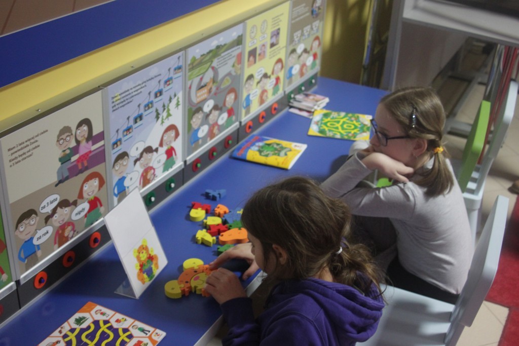 Uczestnicy zimowego wypoczynku w Kunicach bawią się wesoło