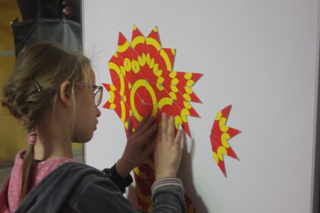 Uczestnicy zimowego wypoczynku w Kunicach bawią się wesoło