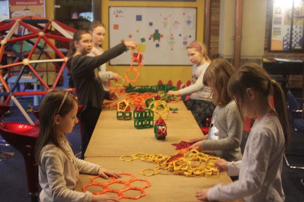 Uczestnicy zimowego wypoczynku w Kunicach bawią się wesoło