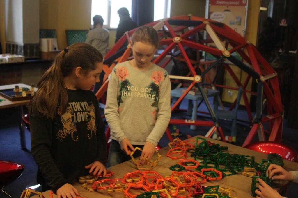 Uczestnicy zimowego wypoczynku w Kunicach bawią się wesoło