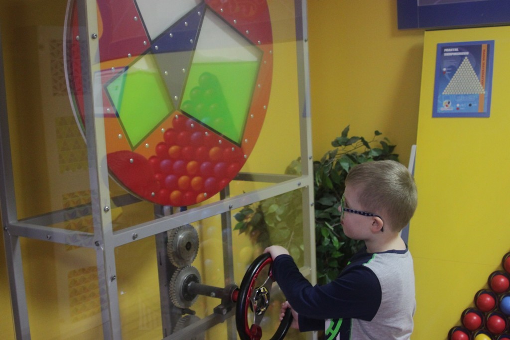 Uczestnicy zimowego wypoczynku w Kunicach bawią się wesoło