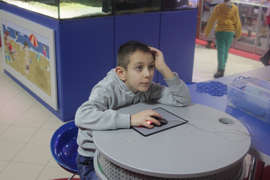 Uczestnicy zimowego wypoczynku w Kunicach bawią się wesoło