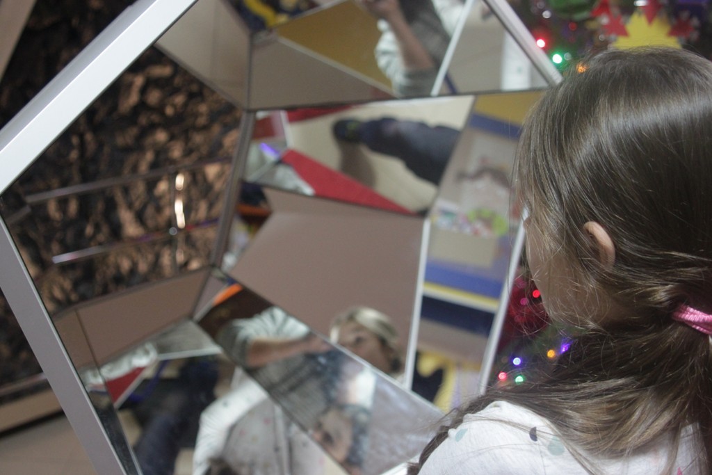 Uczestnicy zimowego wypoczynku w Kunicach bawią się wesoło