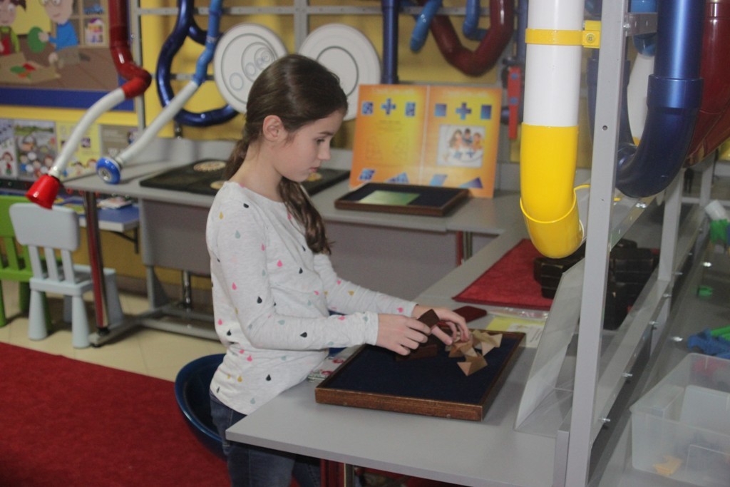 Uczestnicy zimowego wypoczynku w Kunicach bawią się wesoło