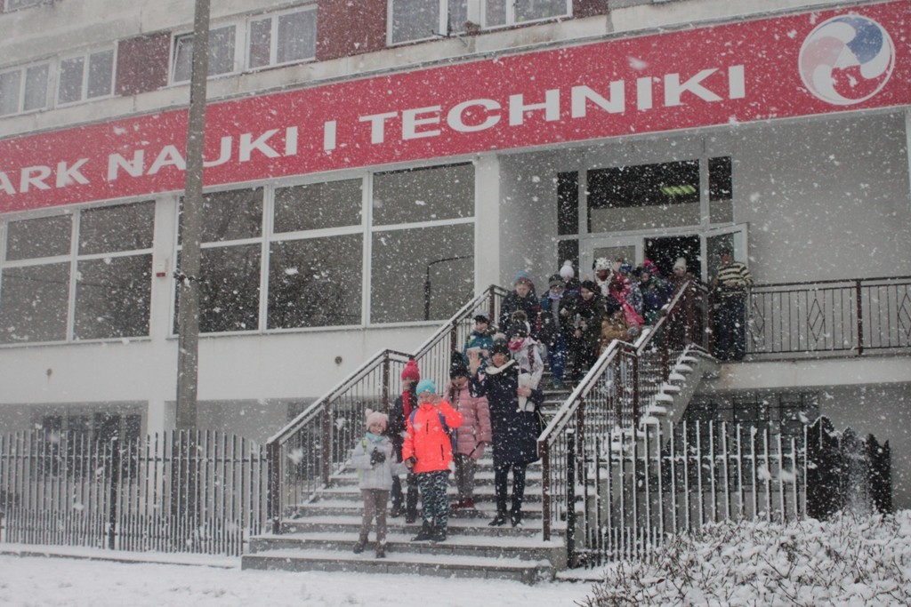 Uczestnicy zimowego wypoczynku w Kunicach bawią się wesoło