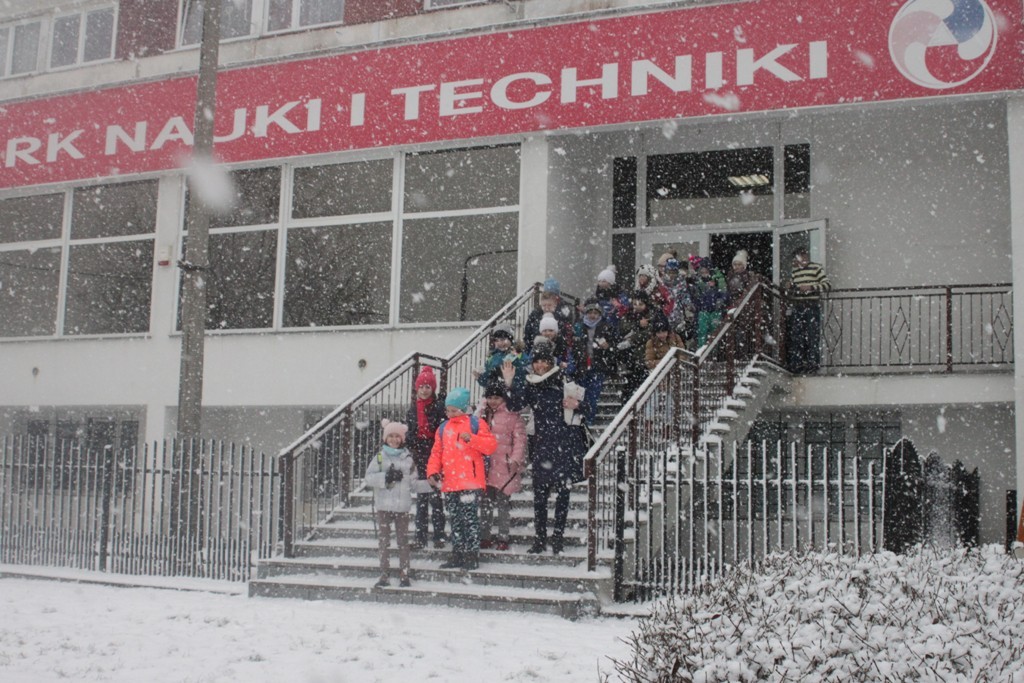 Uczestnicy zimowego wypoczynku w Kunicach bawią się wesoło