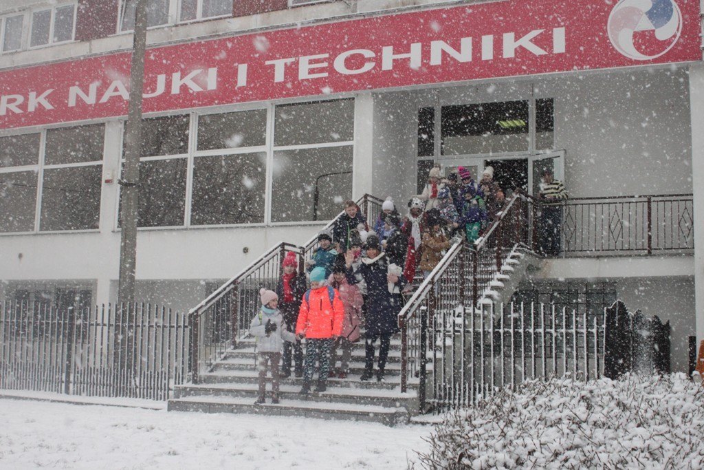 Uczestnicy zimowego wypoczynku w Kunicach bawią się wesoło