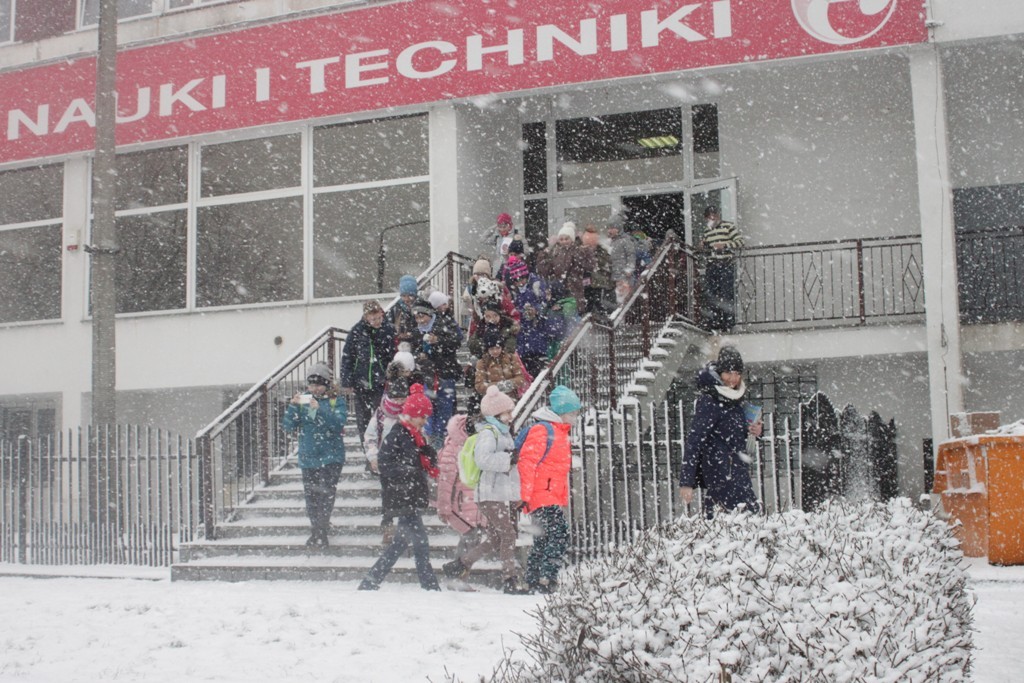 Uczestnicy zimowego wypoczynku w Kunicach bawią się wesoło