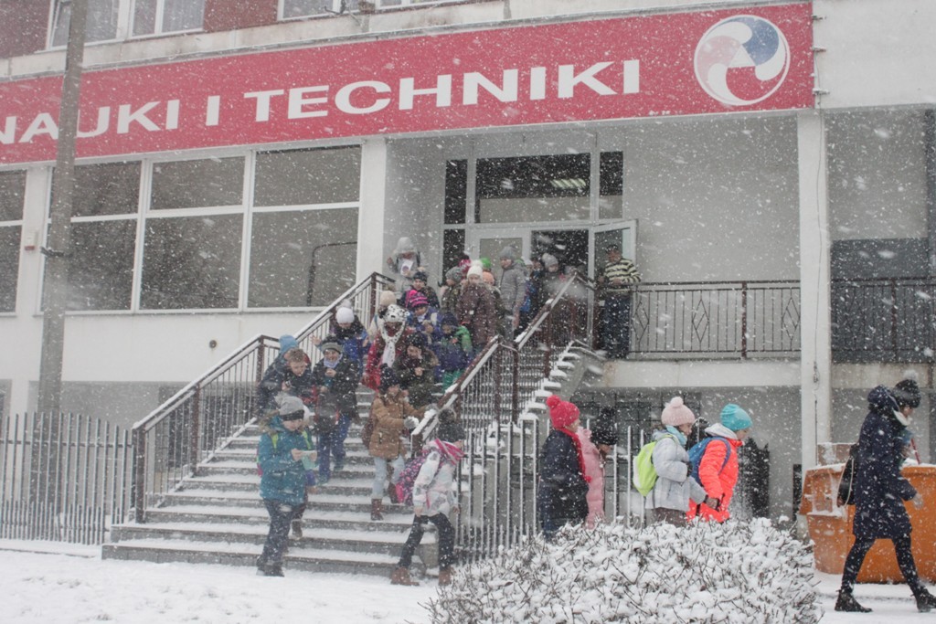 Uczestnicy zimowego wypoczynku w Kunicach bawią się wesoło