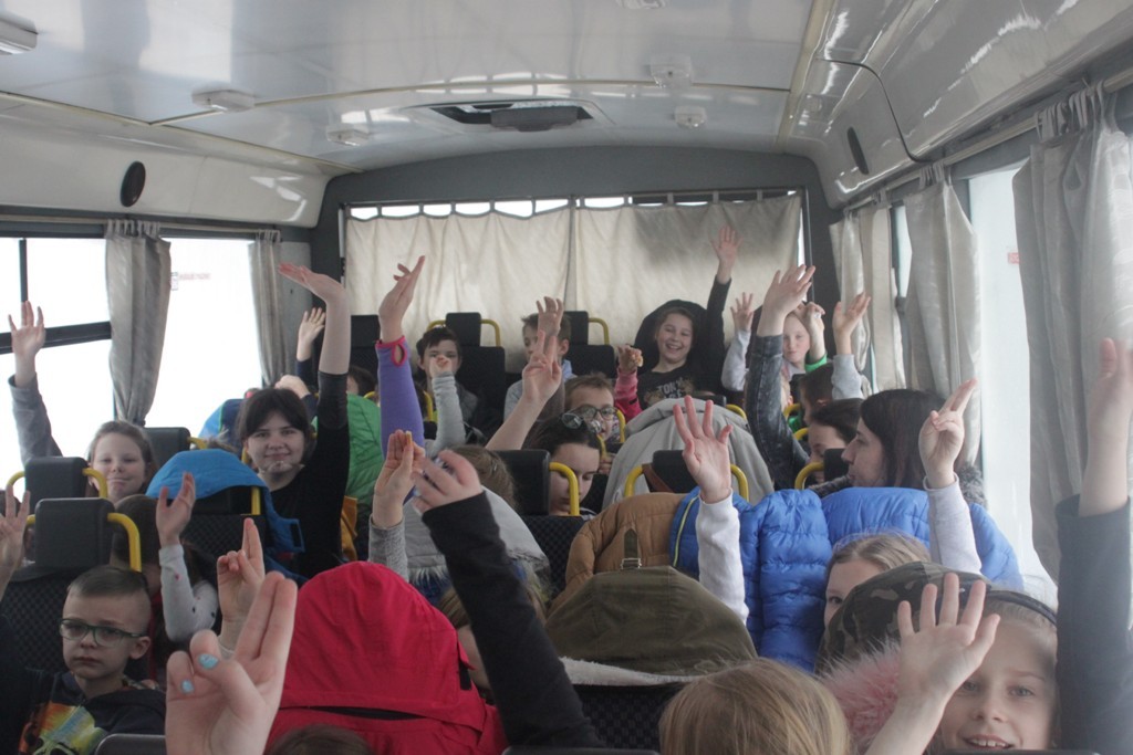 Uczestnicy zimowego wypoczynku w Kunicach bawią się wesoło