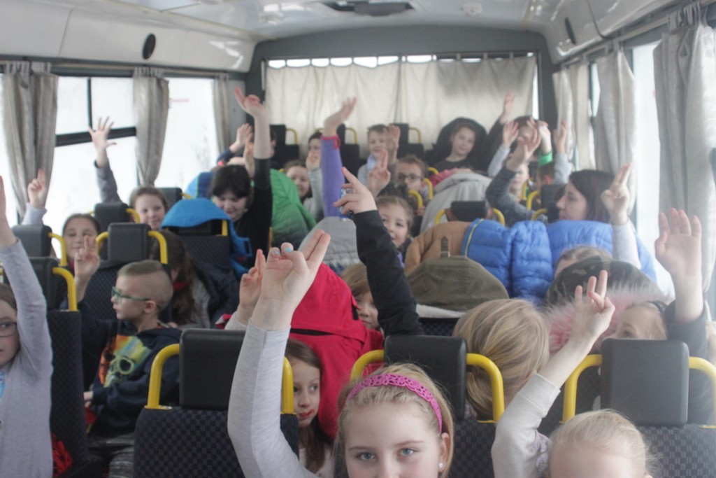 Uczestnicy zimowego wypoczynku w Kunicach bawią się wesoło