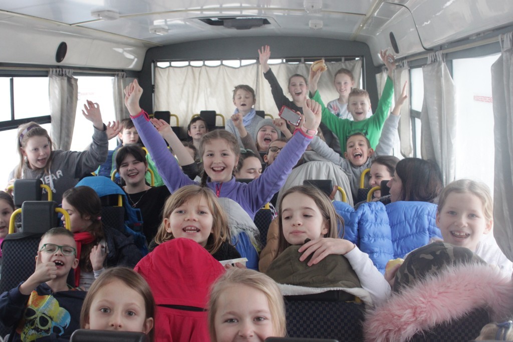 Uczestnicy zimowego wypoczynku w Kunicach bawią się wesoło