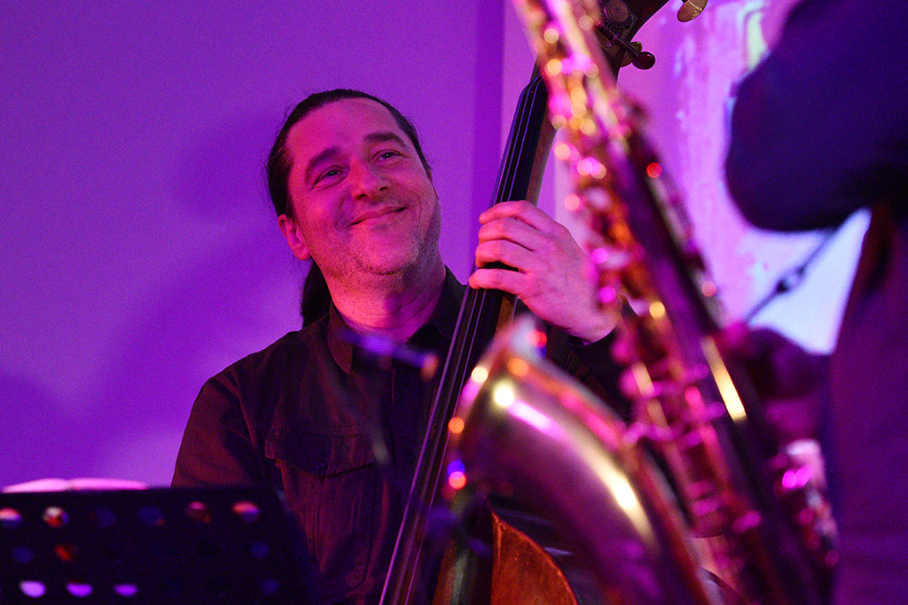 Afrykańskie i latynoamerykańskie rytmy z jazzową harmonią