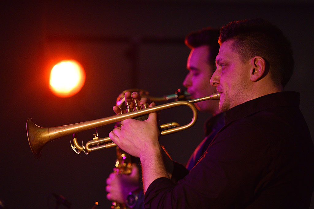 Afrykańskie i latynoamerykańskie rytmy z jazzową harmonią