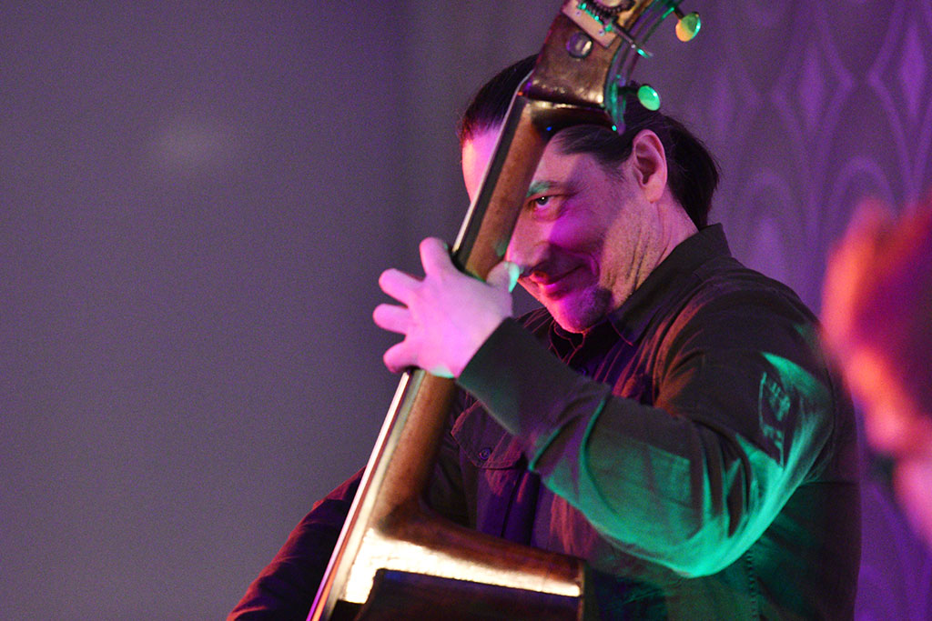 Afrykańskie i latynoamerykańskie rytmy z jazzową harmonią