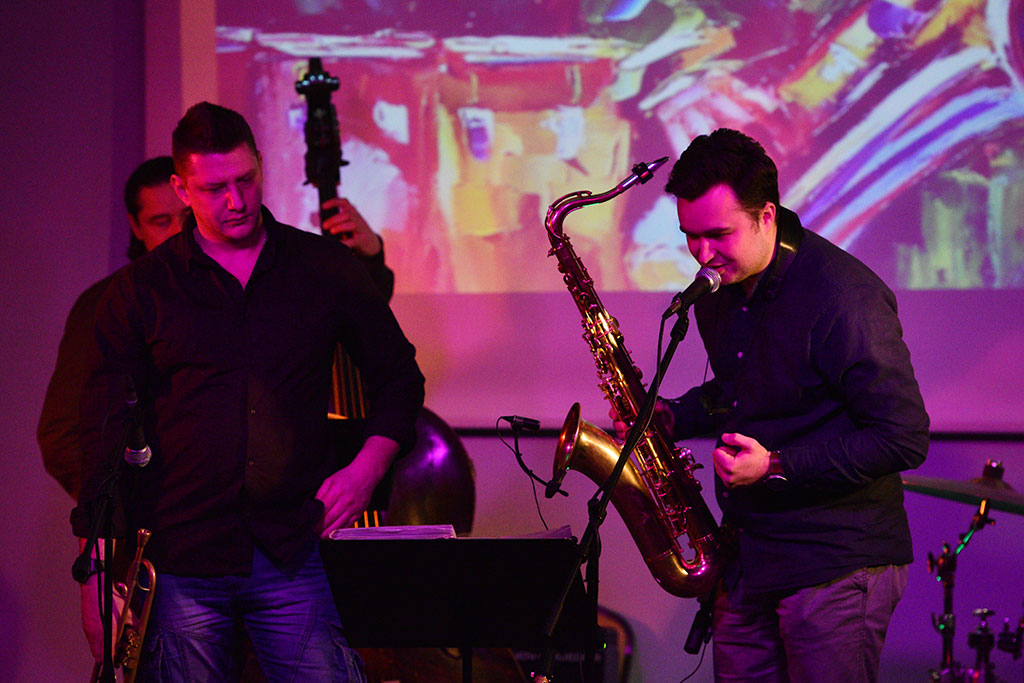 Afrykańskie i latynoamerykańskie rytmy z jazzową harmonią
