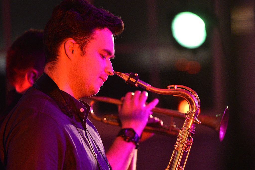 Afrykańskie i latynoamerykańskie rytmy z jazzową harmonią