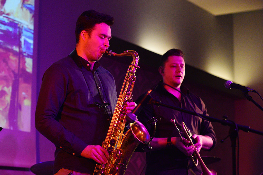 Afrykańskie i latynoamerykańskie rytmy z jazzową harmonią